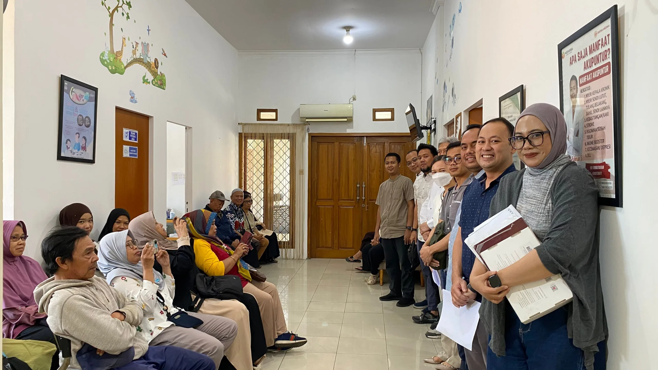 Tim Adora Medika bersama warga